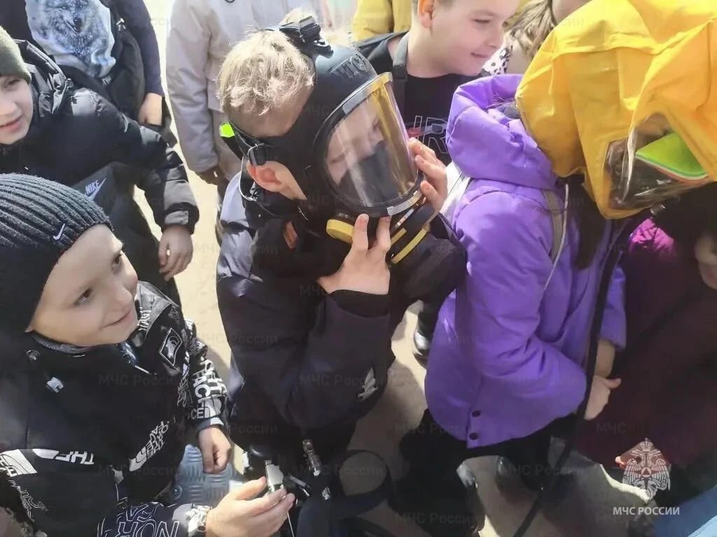 В Арсеньевском районе спасатели провели экскурсию для школьников и родительское собрание В Арсеньевском районе спасатели провели экскурсию для школьников и родительское собрание