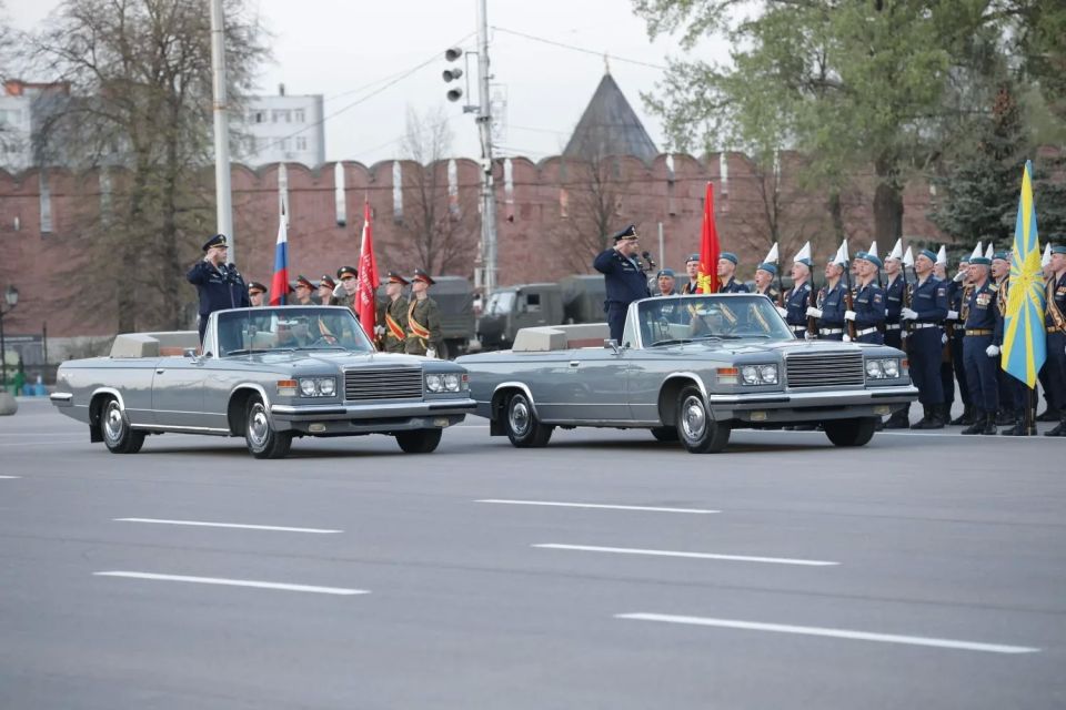 Низкий старт: в Туле на площади Ленина прошла первая репетиция парада в честь 81-й годовщины Победы Низкий старт: в Туле на площади Ленина прошла первая репетиция парада в честь 81-й годовщины Победы