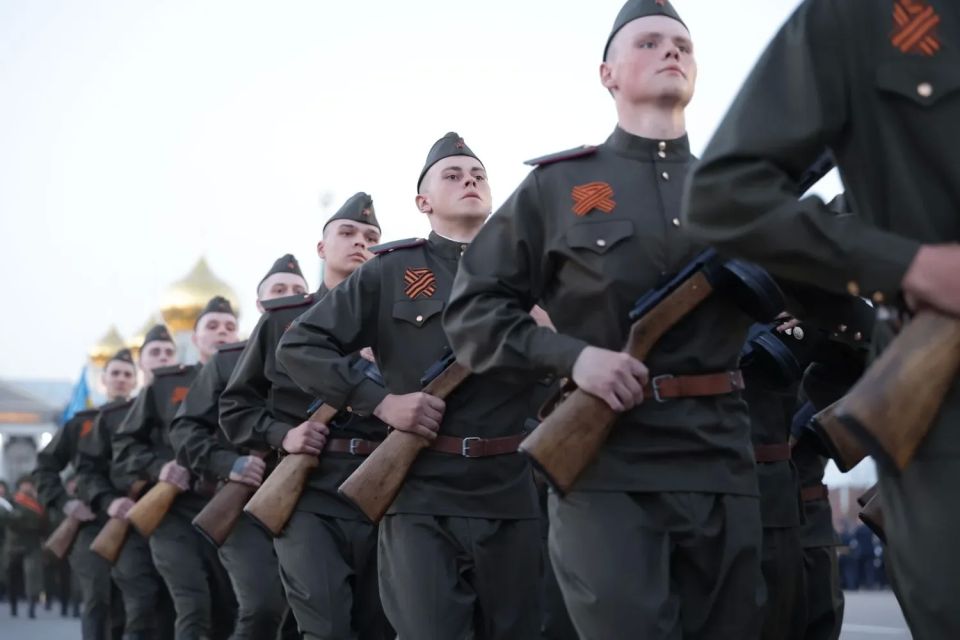 Низкий старт: в Туле на площади Ленина прошла первая репетиция парада в честь 81-й годовщины Победы Низкий старт: в Туле на площади Ленина прошла первая репетиция парада в честь 81-й годовщины Победы