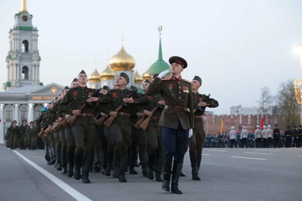 Низкий старт: в Туле на площади Ленина прошла первая репетиция парада в честь 81-й годовщины Победы Низкий старт: в Туле на площади Ленина прошла первая репетиция парада в честь 81-й годовщины Победы