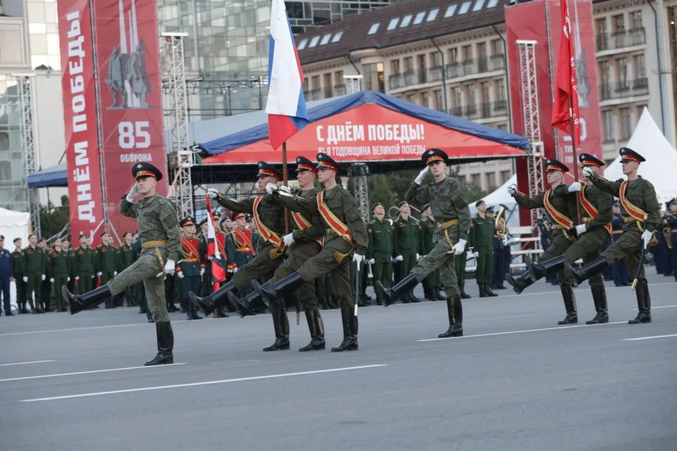 Низкий старт: в Туле на площади Ленина прошла первая репетиция парада в честь 81-й годовщины Победы Низкий старт: в Туле на площади Ленина прошла первая репетиция парада в честь 81-й годовщины Победы