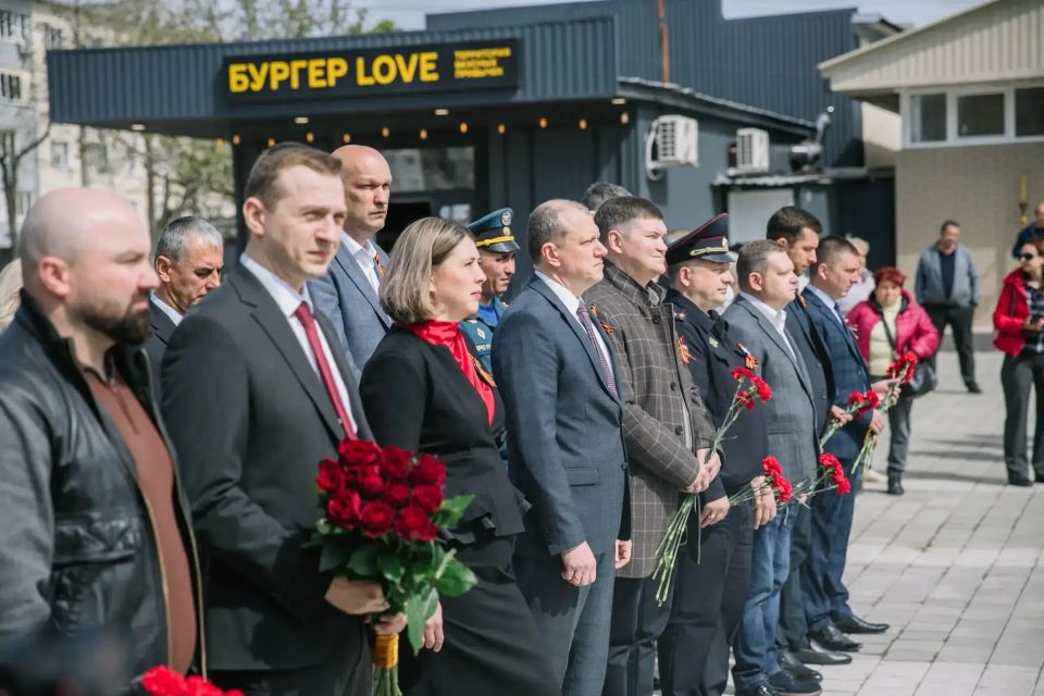 В Мариуполе после реконструкции открыли сквер 40-летия Победы