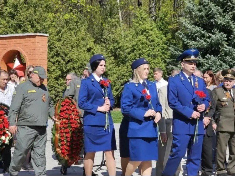 Торжественное возложение цветов прошло в Центральном и Привокзальном округах Торжественное возложение цветов прошло в Центральном и Привокзальном округах