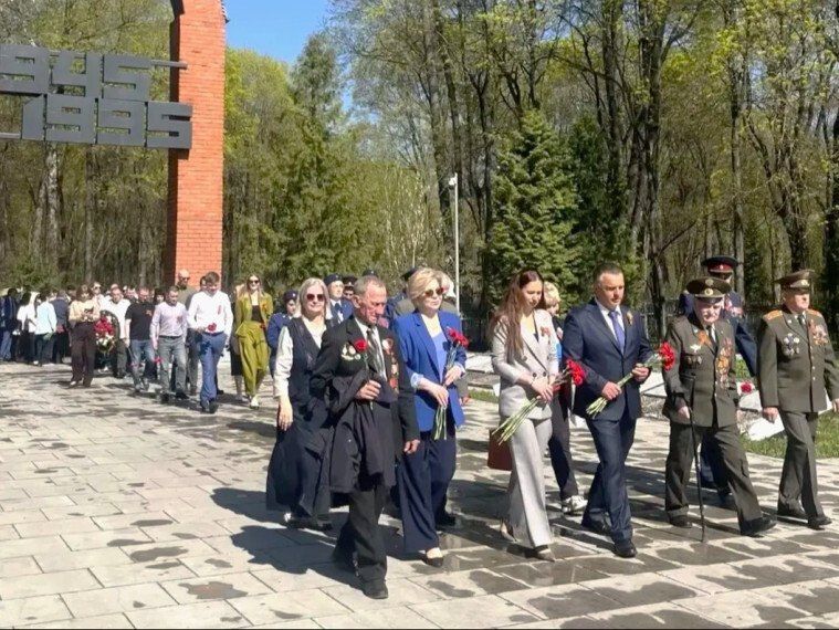 Торжественное возложение цветов прошло в Центральном и Привокзальном округах Торжественное возложение цветов прошло в Центральном и Привокзальном округах