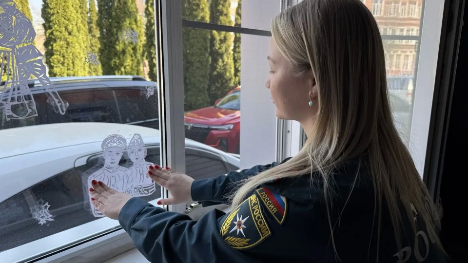 Тульские спасатели присоединились к Всероссийской акции «Окна Победы» Тульские спасатели присоединились к Всероссийской акции «Окна Победы»