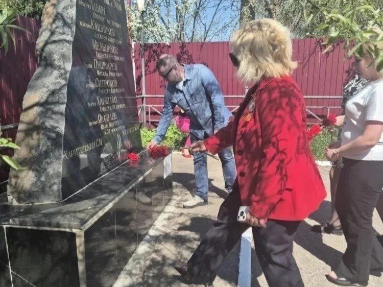 Торжественное возложение цветов прошло в Центральном и Привокзальном округах Торжественное возложение цветов прошло в Центральном и Привокзальном округах