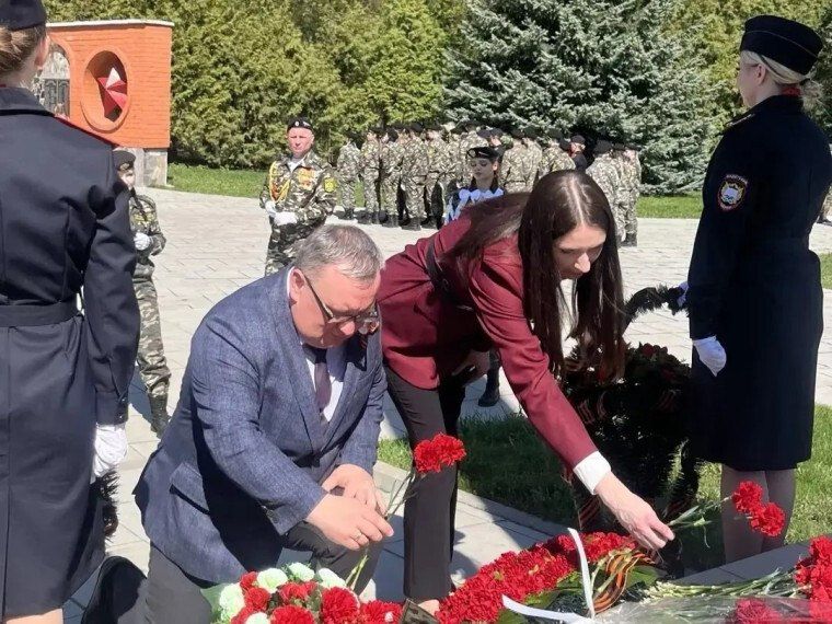 Торжественное возложение цветов прошло в Центральном и Привокзальном округах Торжественное возложение цветов прошло в Центральном и Привокзальном округах