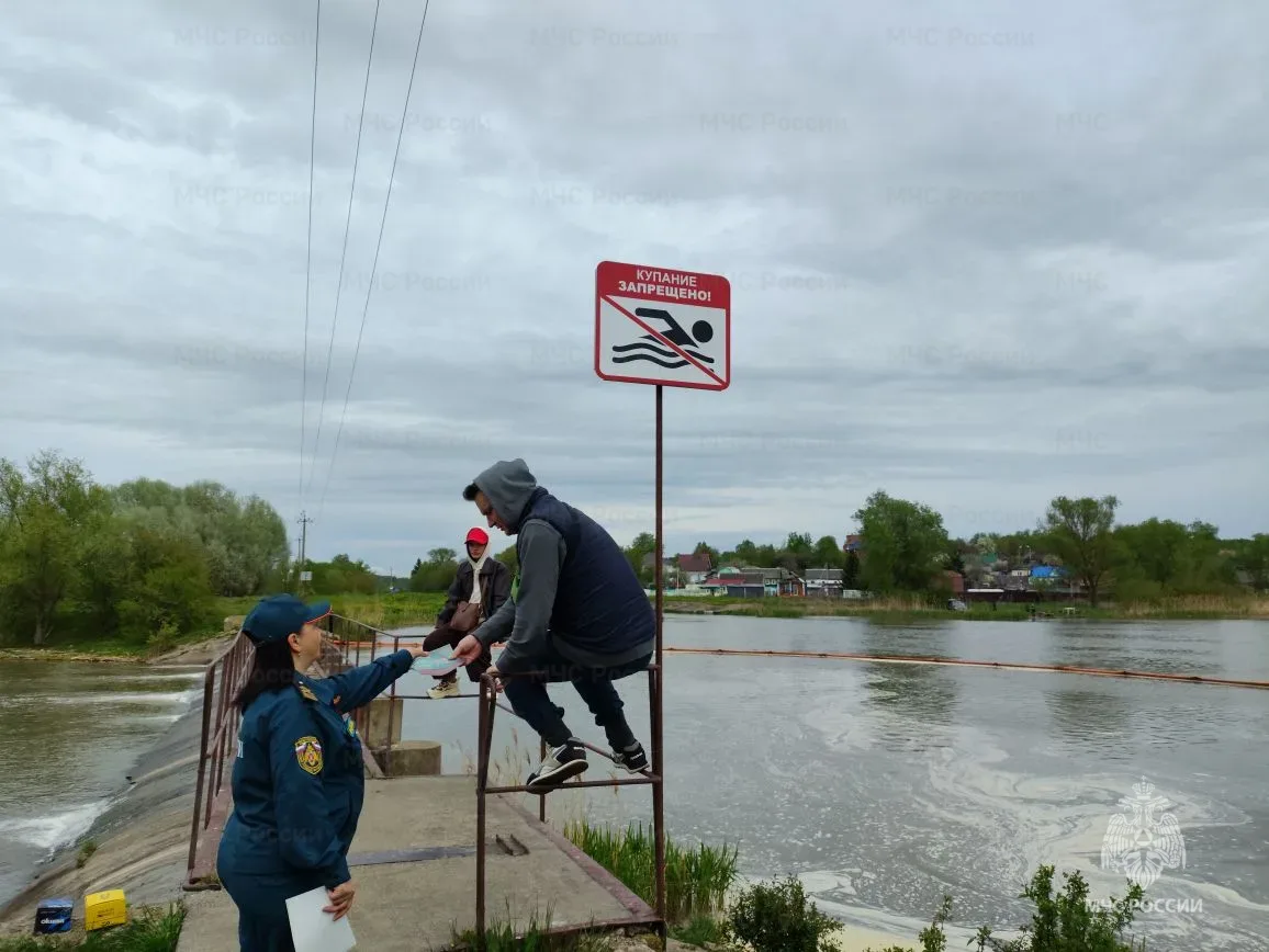 Сотрудники МЧС России напоминают, что купаться на водоемах до официального открытия купального сезона запрещено