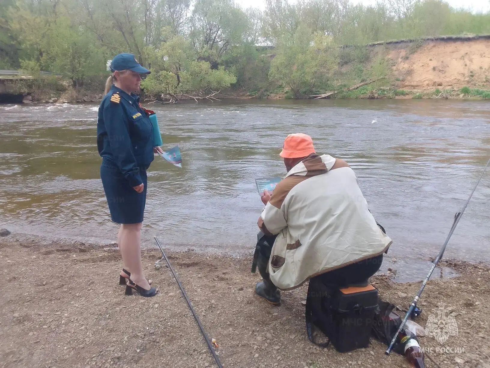 Сотрудники МЧС России напоминают, что купаться на водоемах до официального открытия купального сезона запрещено Сотрудники МЧС России напоминают, что купаться на водоемах до официального открытия купального сезона запрещено