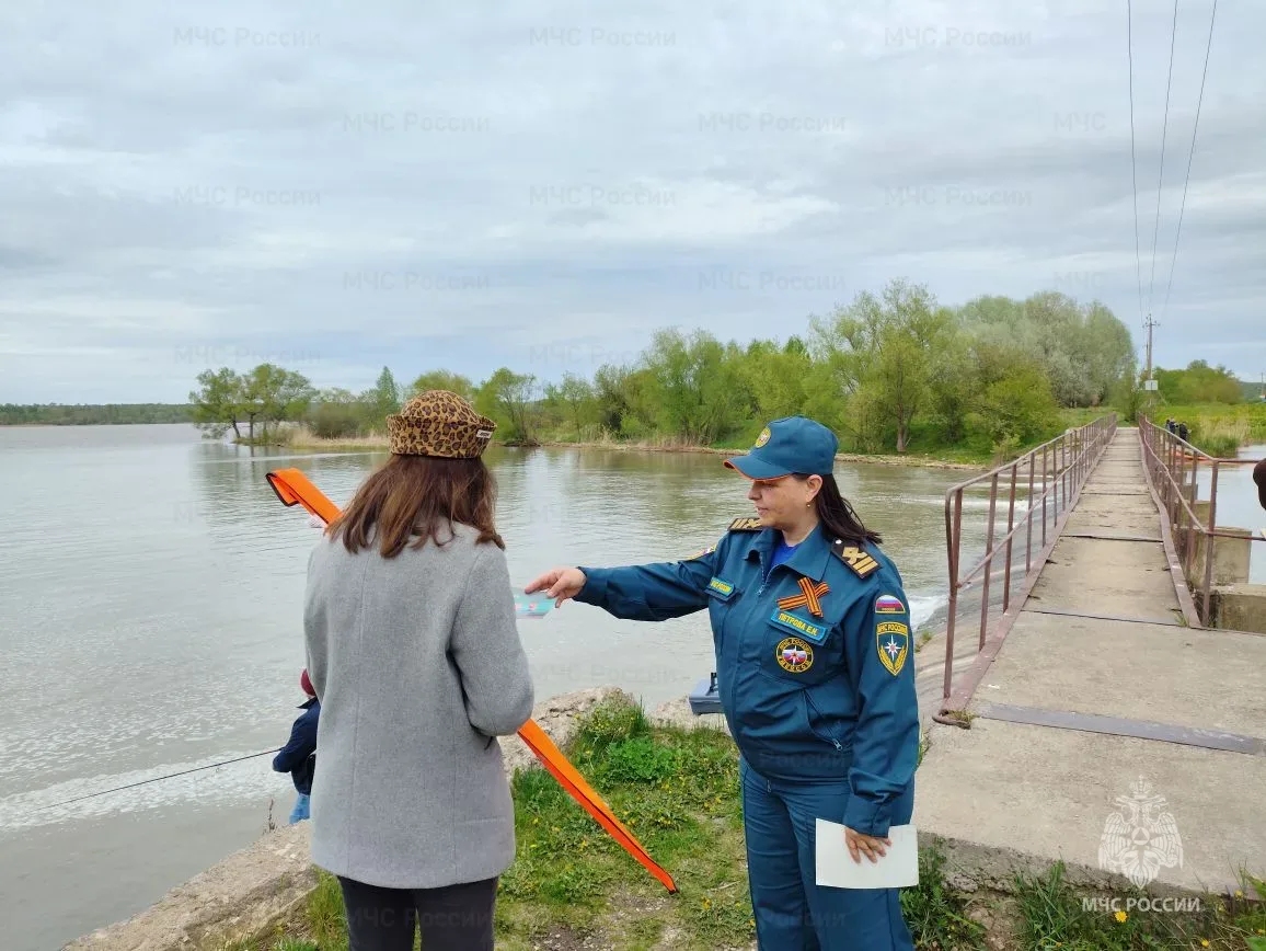 Сотрудники МЧС России напоминают, что купаться на водоемах до официального открытия купального сезона запрещено Сотрудники МЧС России напоминают, что купаться на водоемах до официального открытия купального сезона запрещено
