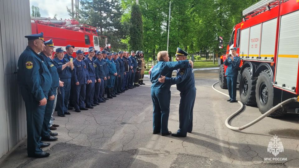 В Одоеве торжественно проводили на пенсию диспетчера 58 пожарно-спасательной части Татьяну Стукалову В Одоеве торжественно проводили на пенсию диспетчера 58 пожарно-спасательной части Татьяну Стукалову