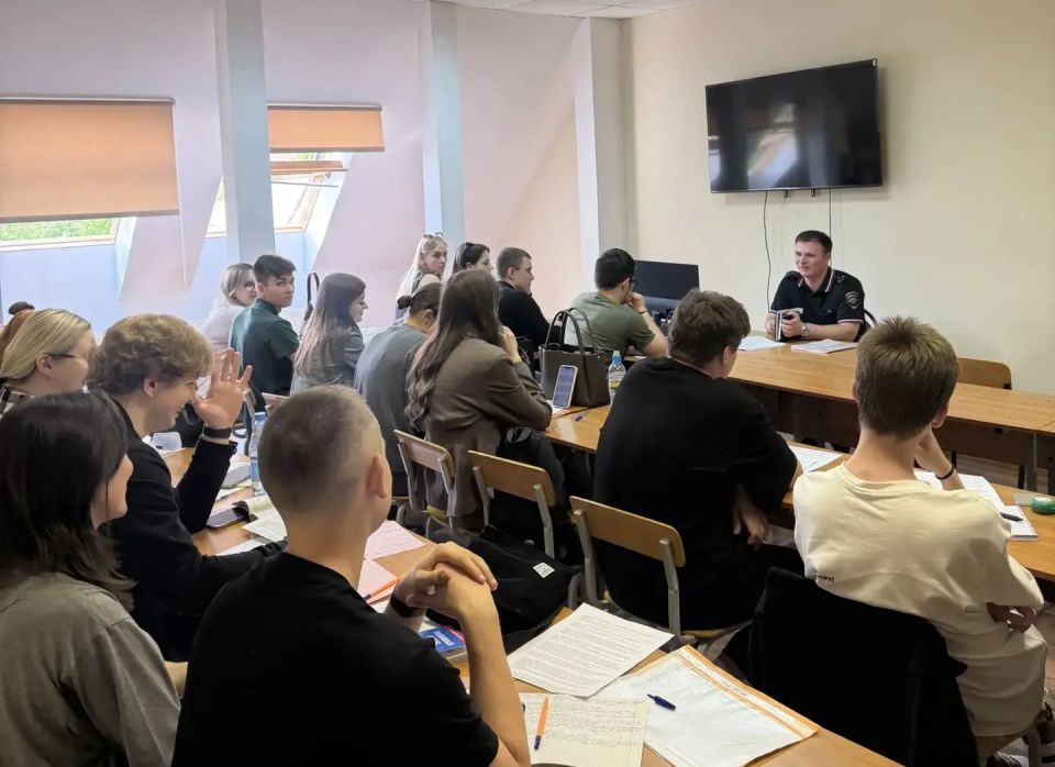 В рамках акции «Будь в форме» тульские полицейские провели профориентационную встречу со студентами Международного юридического института