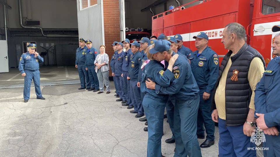 В Одоеве торжественно проводили на пенсию диспетчера 58 пожарно-спасательной части Татьяну Стукалову В Одоеве торжественно проводили на пенсию диспетчера 58 пожарно-спасательной части Татьяну Стукалову