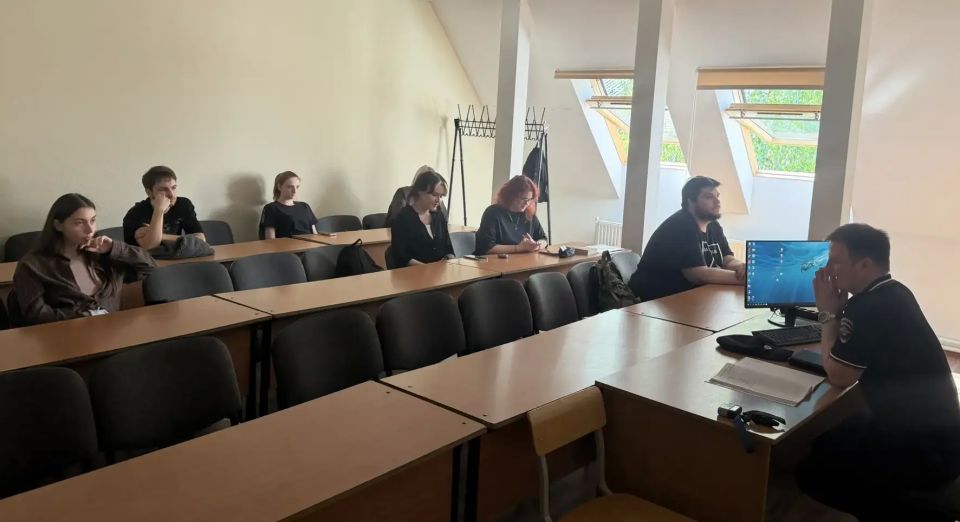 В рамках акции «Будь в форме» тульские полицейские провели профориентационную встречу со студентами Международного юридического института В рамках акции «Будь в форме» тульские полицейские провели профориентационную встречу со студентами Международного юридического института