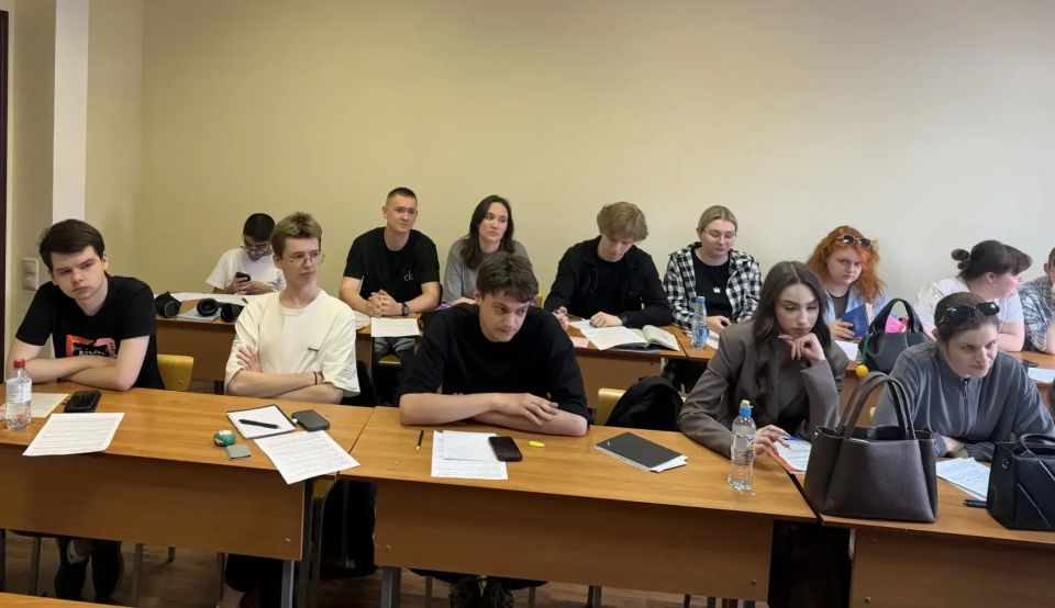 В рамках акции «Будь в форме» тульские полицейские провели профориентационную встречу со студентами Международного юридического института В рамках акции «Будь в форме» тульские полицейские провели профориентационную встречу со студентами Международного юридического института