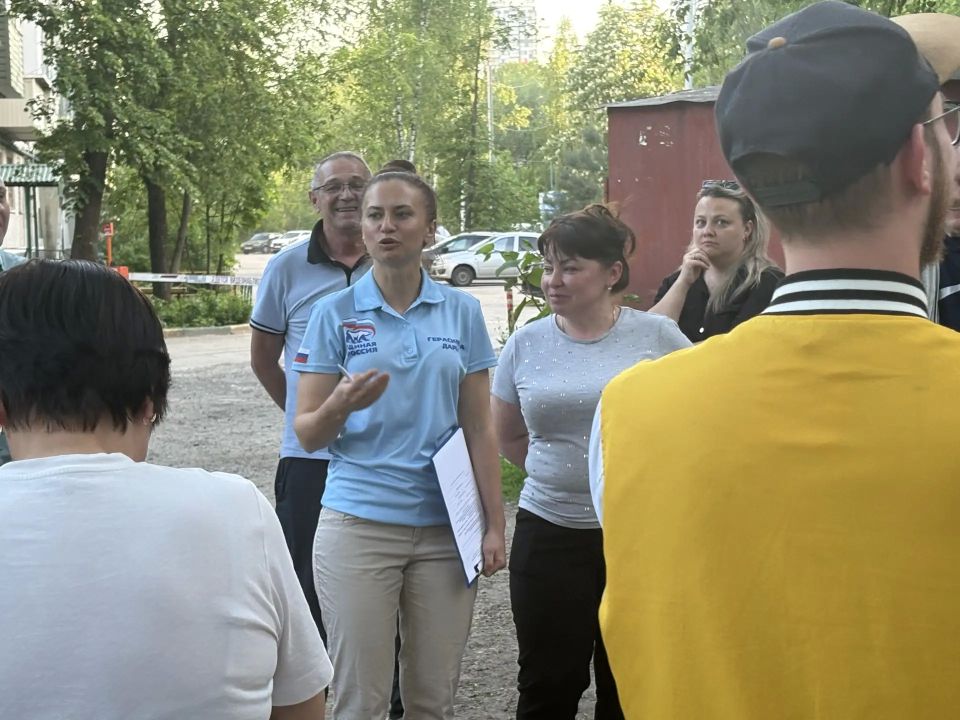 Заместитель председателя Тульской городской Думы, заместитель руководителя фракции «Единая Россия» Дарья Герасимова провела встречи с жителями домов № 13 и № 1 по ул. Новомосковской