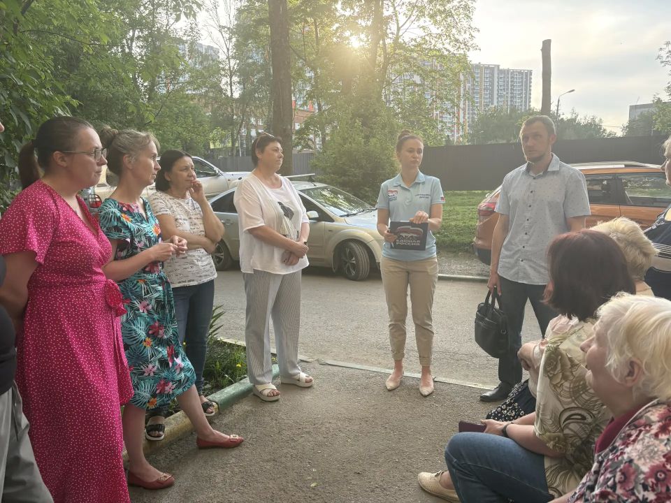 Заместитель председателя Тульской городской Думы, заместитель руководителя фракции «Единая Россия» Дарья Герасимова провела встречи с жителями домов № 13 и № 1 по ул. Новомосковской Заместитель председателя Тульской городской Думы, заместитель руководителя фракции «Единая Россия» Дарья Герасимова провела встречи с жителями домов № 13 и № 1 по ул. Новомосковской