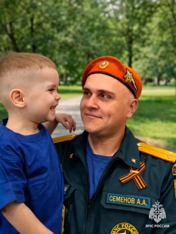 #ЛицаМЧС. Он пришёл в пожарную часть, чтобы помогать людям, а за несколько лет прошёл путь от рядового пожарного до заместителя начальника подразделения #ЛицаМЧС. Он пришёл в пожарную часть, чтобы помогать людям, а за несколько лет прошёл путь от рядового пожарного до заместителя начальника подразделения