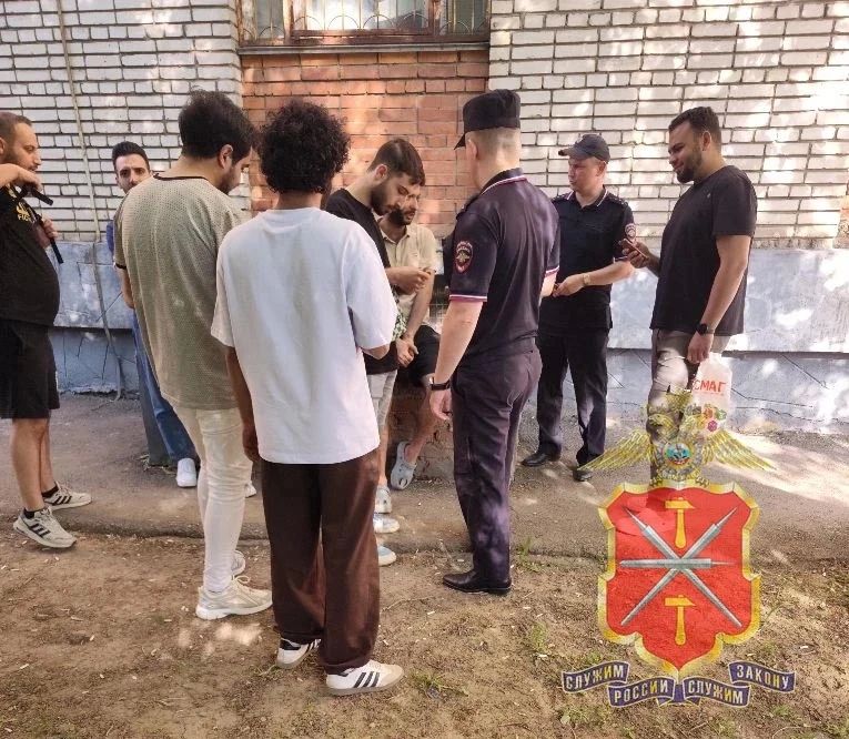 Полиция проверила мигрантов-доставщиков Полиция проверила мигрантов-доставщиков