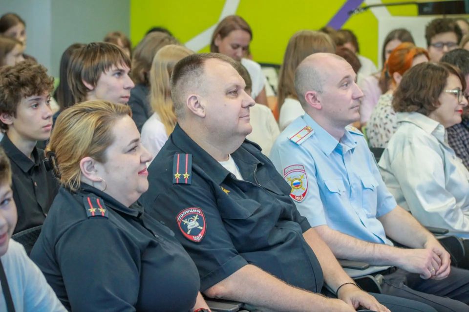 В Новомосковске полиция провела профилактическую встречу с подростками В Новомосковске полиция провела профилактическую встречу с подростками
