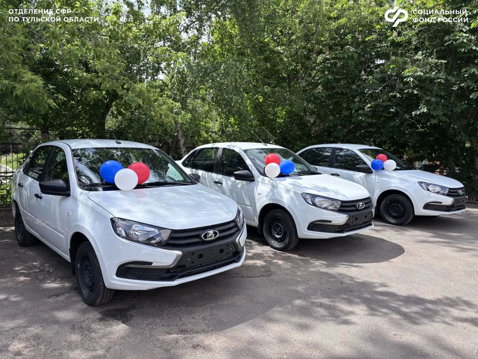 Пострадал на работе – получи колеса: Соцфонд передал машины Lada Granta тулякам