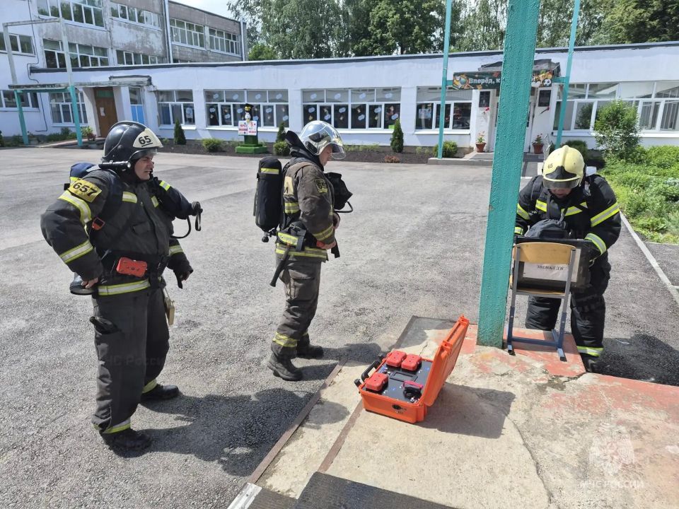 Венёвские спасатели провели плановые учения в центре образования Венёвские спасатели провели плановые учения в центре образования