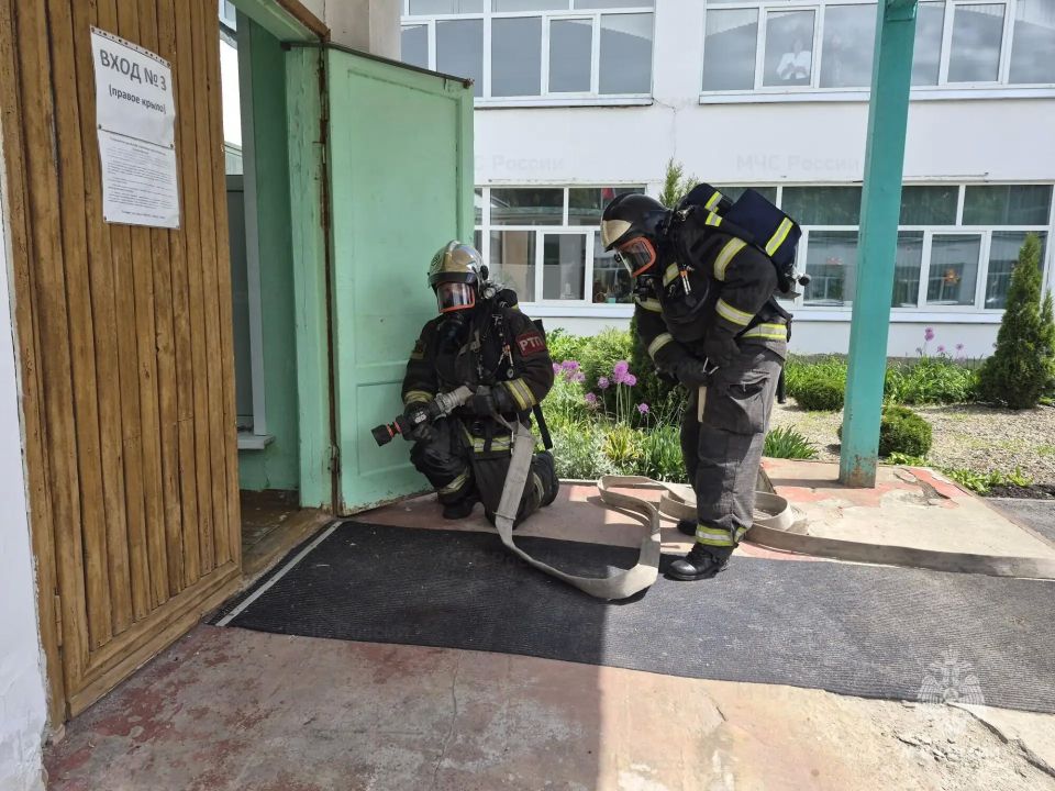 Венёвские спасатели провели плановые учения в центре образования Венёвские спасатели провели плановые учения в центре образования
