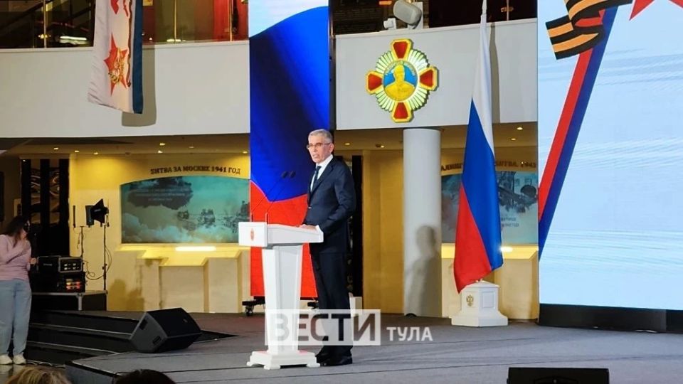 В эти минуты: в зале Тульского государственного музея оружия проходит торжественное мероприятие, приуроченное к 3-летию тульского филиала фонда «Защитники Отечества»