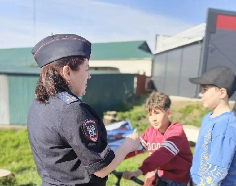 Транспортные полицейские в Иркутске и Тулуне поздравили ребятишек с Днем защиты детей и напомнили о соблюдении правил безопасности летом Транспортные полицейские в Иркутске и Тулуне поздравили ребятишек с Днем защиты детей и напомнили о соблюдении правил безопасности летом