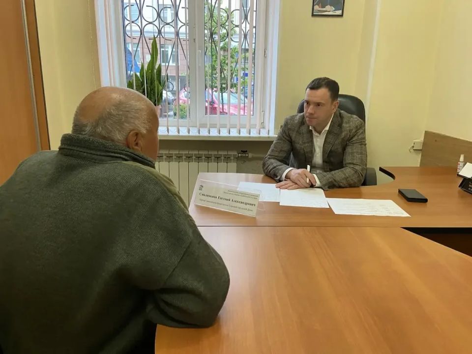 Первый заместитель председателя Тульской городской Думы, член фракции «Единая Россия» Евгений Смолянинов провёл личный приём граждан в региональной общественной приемной председателя партии Д. А. Медведева Первый заместитель председателя Тульской городской Думы, член фракции «Единая Россия» Евгений Смолянинов провёл личный приём граждан в региональной общественной приемной председателя партии Д. А. Медведева