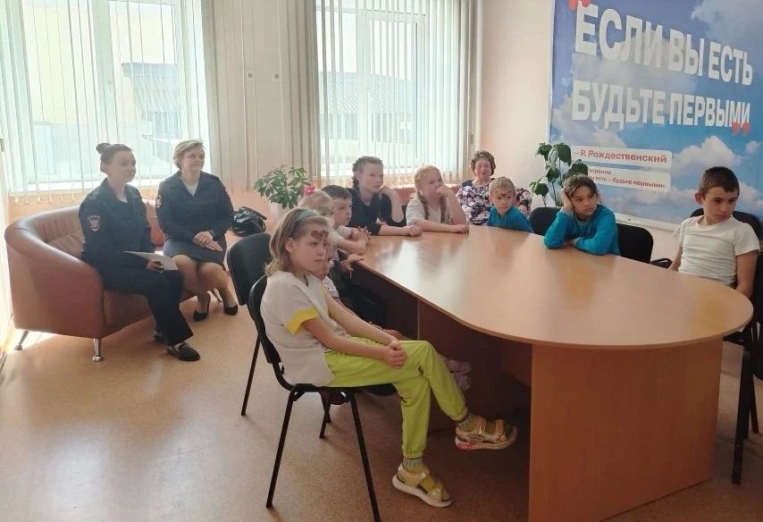 Транспортные полицейские в Иркутске и Тулуне поздравили ребятишек с Днем защиты детей и напомнили о соблюдении правил безопасности летом Транспортные полицейские в Иркутске и Тулуне поздравили ребятишек с Днем защиты детей и напомнили о соблюдении правил безопасности летом