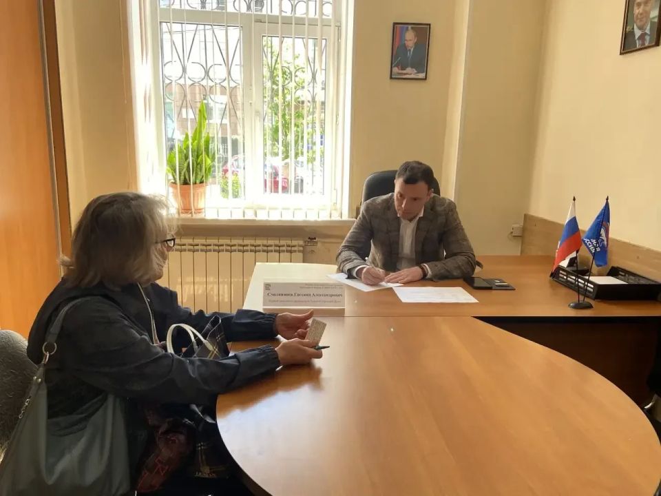 Первый заместитель председателя Тульской городской Думы, член фракции «Единая Россия» Евгений Смолянинов провёл личный приём граждан в региональной общественной приемной председателя партии Д. А. Медведева Первый заместитель председателя Тульской городской Думы, член фракции «Единая Россия» Евгений Смолянинов провёл личный приём граждан в региональной общественной приемной председателя партии Д. А. Медведева