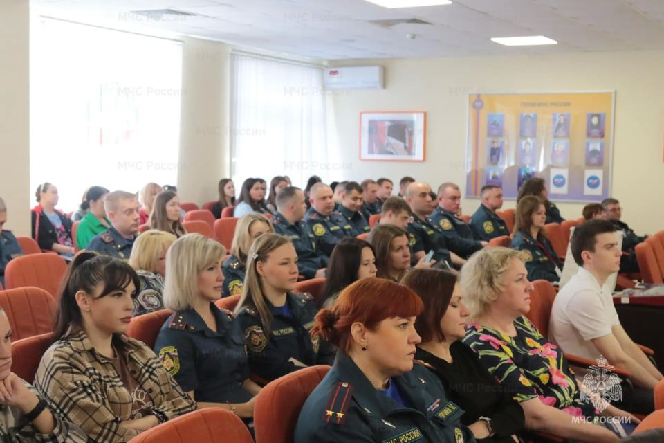 Историк Сергей Федосеев прочитал лекцию для сотрудников МЧС России в Туле Историк Сергей Федосеев прочитал лекцию для сотрудников МЧС России в Туле