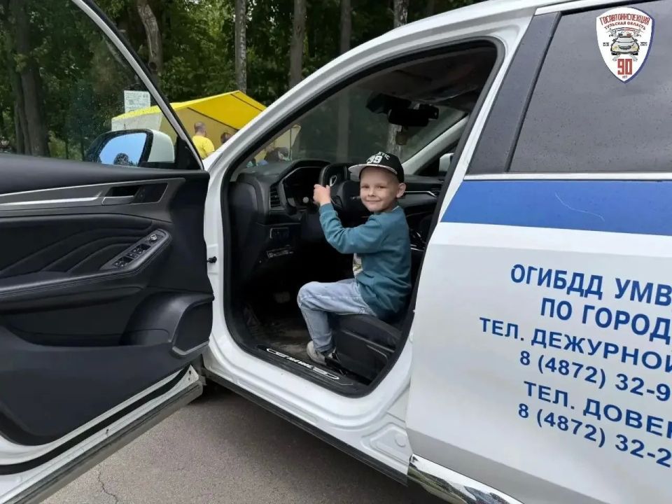 В Международный день защиты детей, 1 июня, сотрудники Госавтоинспекции города Тулы провели для юных жителей областного центра настоящее праздничное мероприятие В Международный день защиты детей, 1 июня, сотрудники Госавтоинспекции города Тулы провели для юных жителей областного центра настоящее праздничное мероприятие