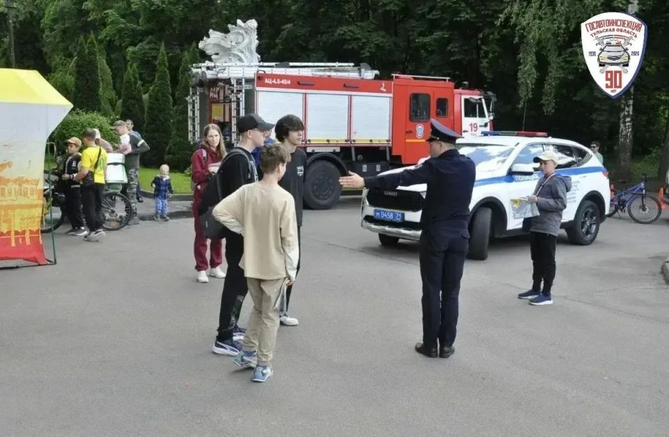 В Международный день защиты детей, 1 июня, сотрудники Госавтоинспекции города Тулы провели для юных жителей областного центра настоящее праздничное мероприятие В Международный день защиты детей, 1 июня, сотрудники Госавтоинспекции города Тулы провели для юных жителей областного центра настоящее праздничное мероприятие