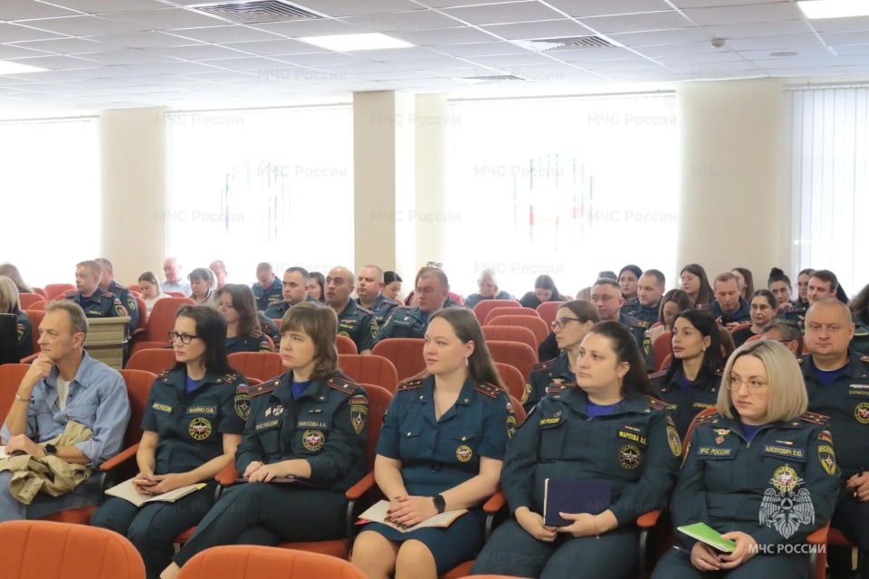 Историк Сергей Федосеев прочитал лекцию для сотрудников МЧС России в Туле Историк Сергей Федосеев прочитал лекцию для сотрудников МЧС России в Туле