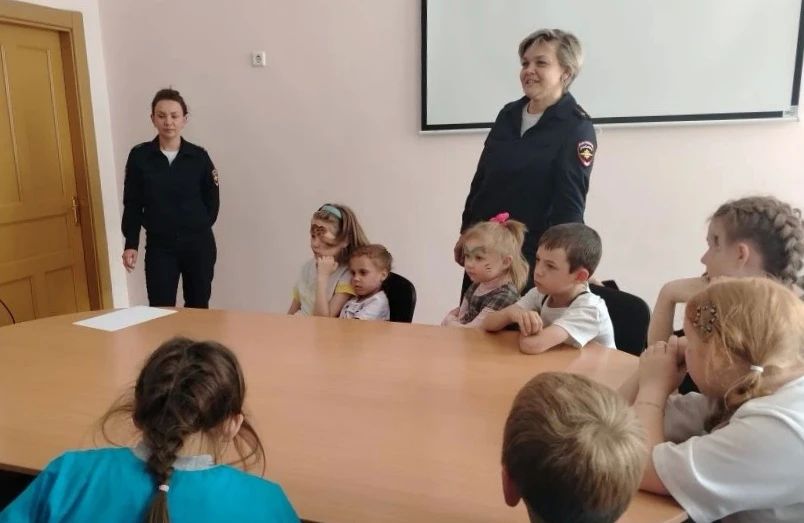 Транспортные полицейские в Иркутске и Тулуне поздравили ребятишек с Днем защиты детей и напомнили о соблюдении правил безопасности летом Транспортные полицейские в Иркутске и Тулуне поздравили ребятишек с Днем защиты детей и напомнили о соблюдении правил безопасности летом