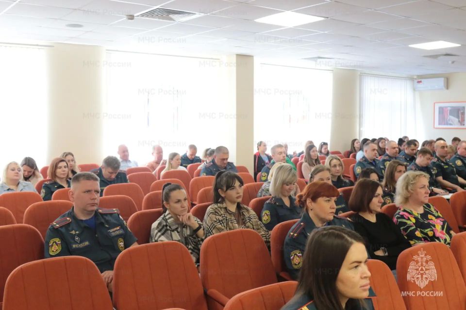 Историк Сергей Федосеев прочитал лекцию для сотрудников МЧС России в Туле Историк Сергей Федосеев прочитал лекцию для сотрудников МЧС России в Туле
