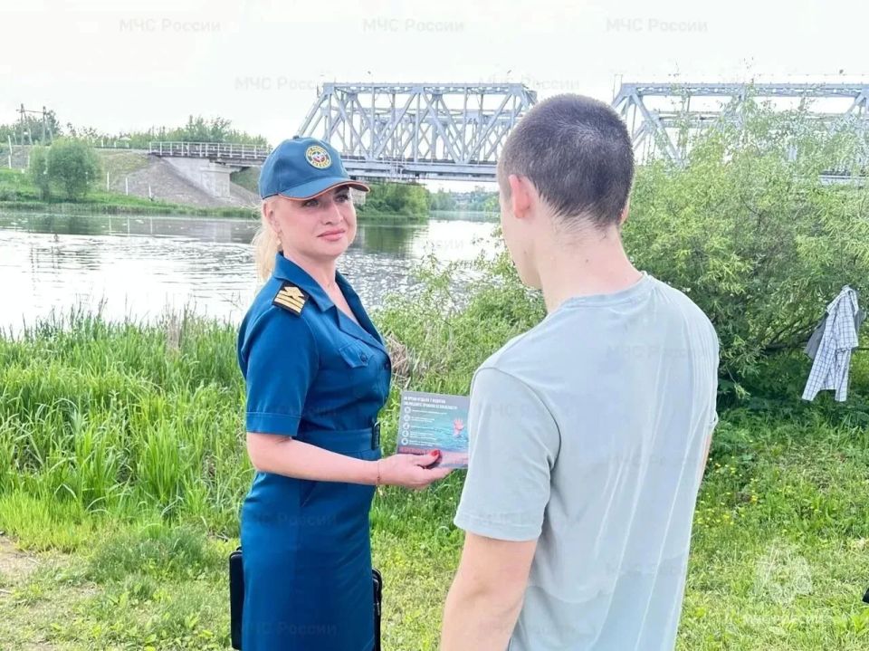 Спасатели МЧС России проводят профилактические визиты на пляжи и беседы с отдыхающими Спасатели МЧС России проводят профилактические визиты на пляжи и беседы с отдыхающими