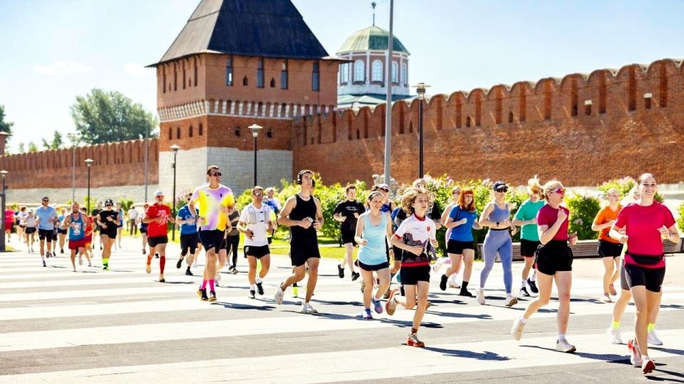 В Туле на Казанской набережной дружеским стартом, объединившим сотни любителей здорового образа жизни, отметили Всемирный день бега