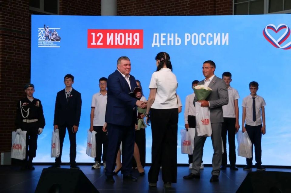 Илья Беспалов: Вместе с Алексеем Эрком вручили юным тулякам паспорта Илья Беспалов: Вместе с Алексеем Эрком вручили юным тулякам паспорта