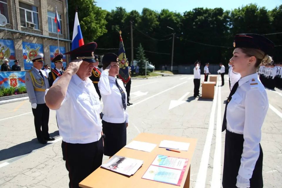 В Туле в преддверии Дня России молодые полицейские приняли Присягу В Туле в преддверии Дня России молодые полицейские приняли Присягу