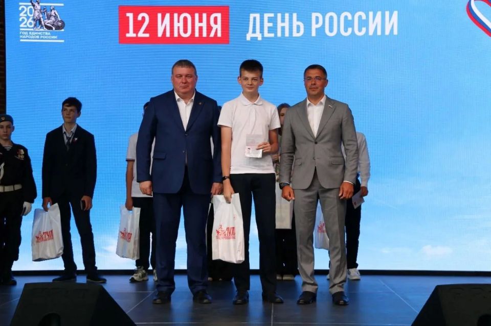 Илья Беспалов: Вместе с Алексеем Эрком вручили юным тулякам паспорта Илья Беспалов: Вместе с Алексеем Эрком вручили юным тулякам паспорта