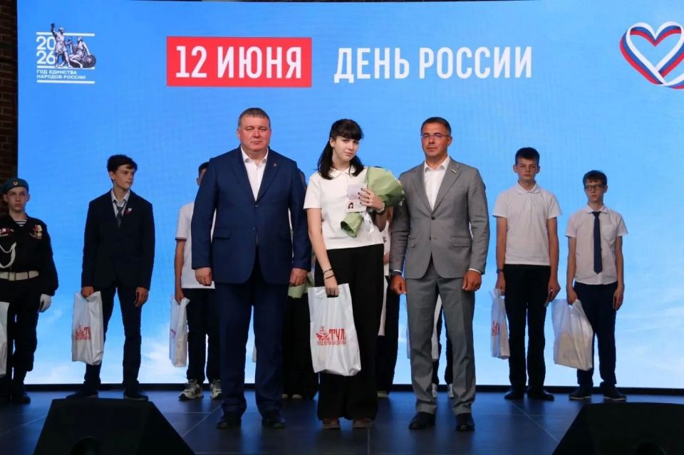 Илья Беспалов: Вместе с Алексеем Эрком вручили юным тулякам паспорта Илья Беспалов: Вместе с Алексеем Эрком вручили юным тулякам паспорта