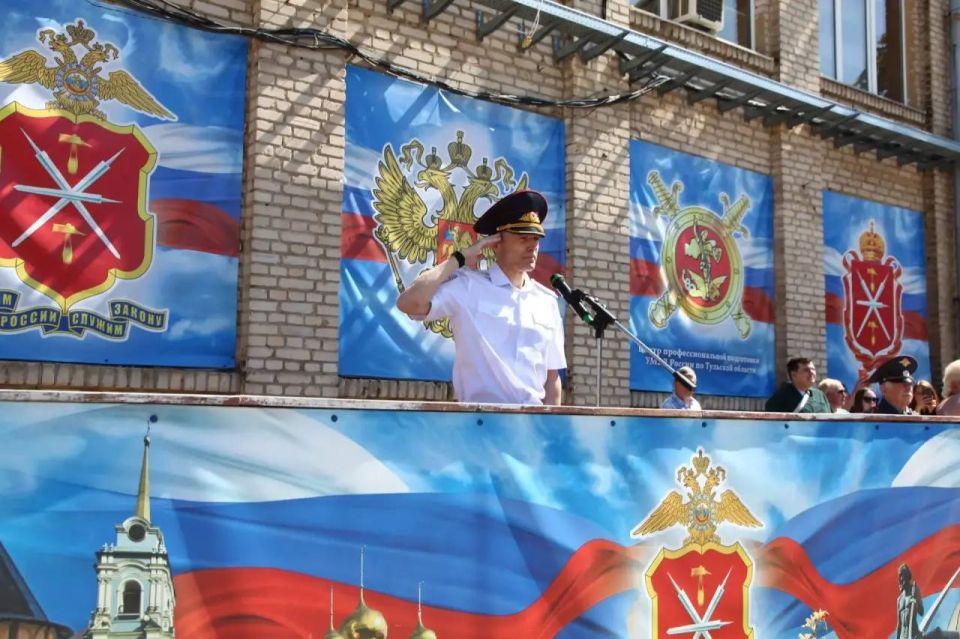 В Туле в преддверии Дня России молодые полицейские приняли Присягу В Туле в преддверии Дня России молодые полицейские приняли Присягу
