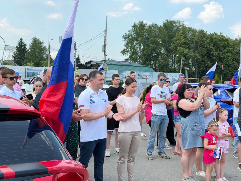 В Туле состоялся автопробег в честь Дня России В Туле состоялся автопробег в честь Дня России