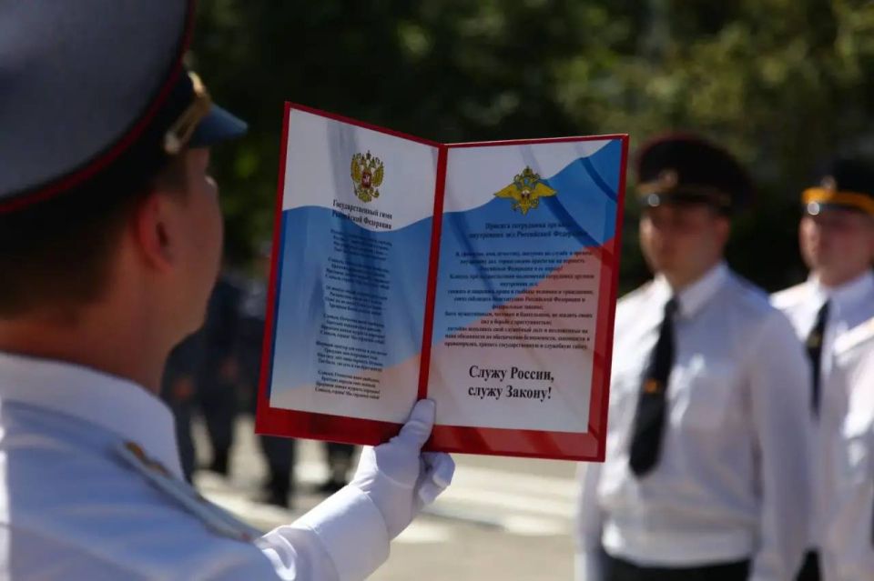 В Туле в преддверии Дня России молодые полицейские приняли Присягу В Туле в преддверии Дня России молодые полицейские приняли Присягу