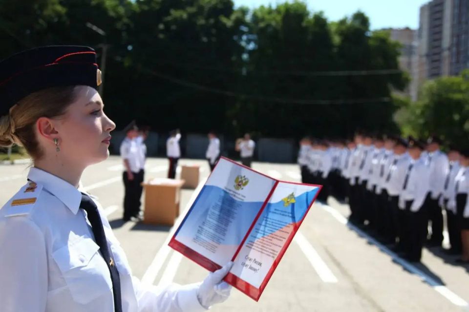 В Туле в преддверии Дня России молодые полицейские приняли Присягу В Туле в преддверии Дня России молодые полицейские приняли Присягу