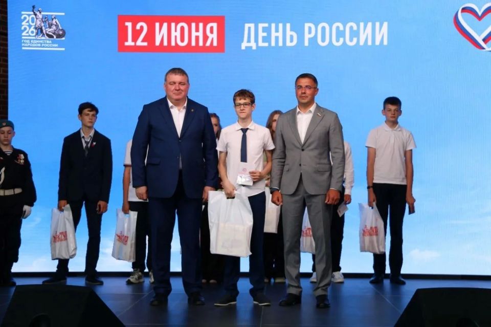 Илья Беспалов: Вместе с Алексеем Эрком вручили юным тулякам паспорта Илья Беспалов: Вместе с Алексеем Эрком вручили юным тулякам паспорта