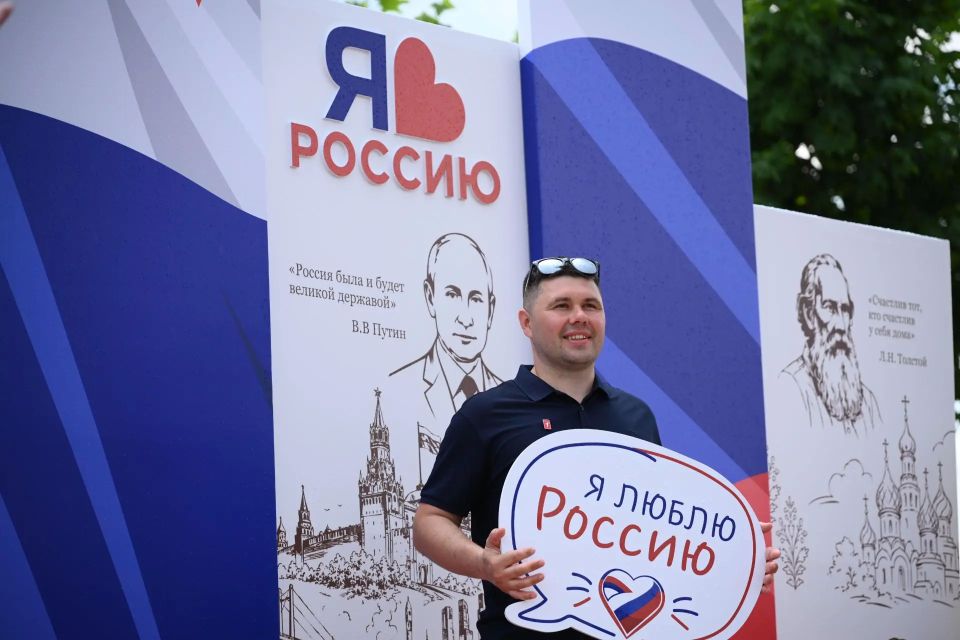 Дмитрий Миляев: Сегодня на стенде Национального центра «Россия» посетил мероприятия, посвященные Дню Россия Дмитрий Миляев: Сегодня на стенде Национального центра «Россия» посетил мероприятия, посвященные Дню Россия